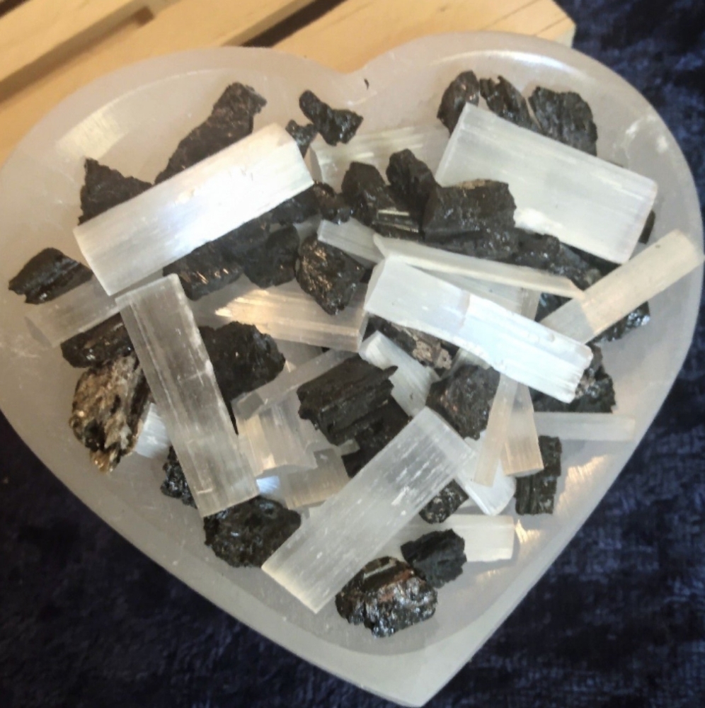 🖤✨BRAZiLiAN BLack TourmaLine 🤍 and SELENiTE CrystaL chips 🖤 Heart BowL - Picture 8 of 8